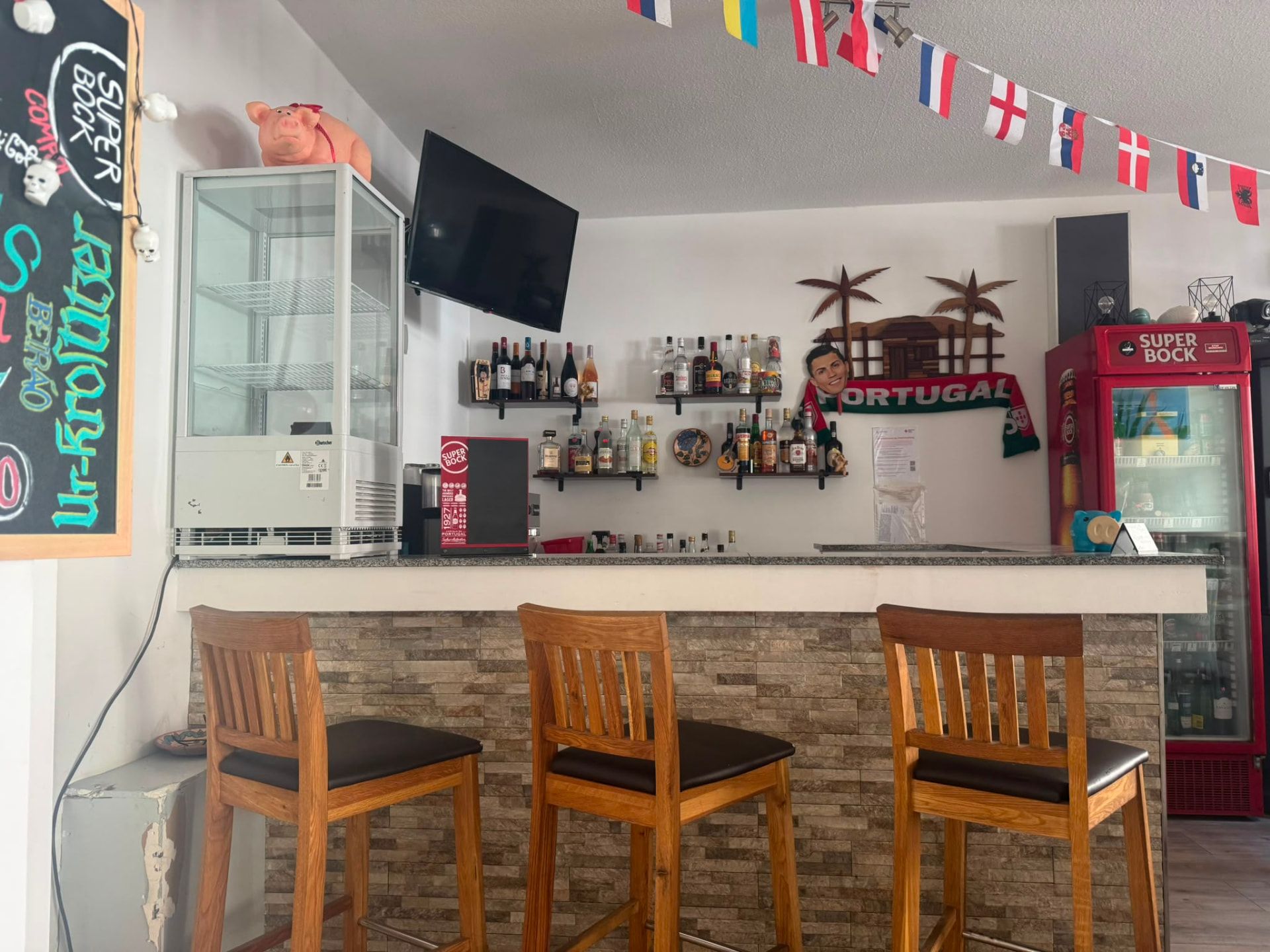 Unsere Bar-Theke mit Super Bock Kühlschrank und portugiesischer Deko
