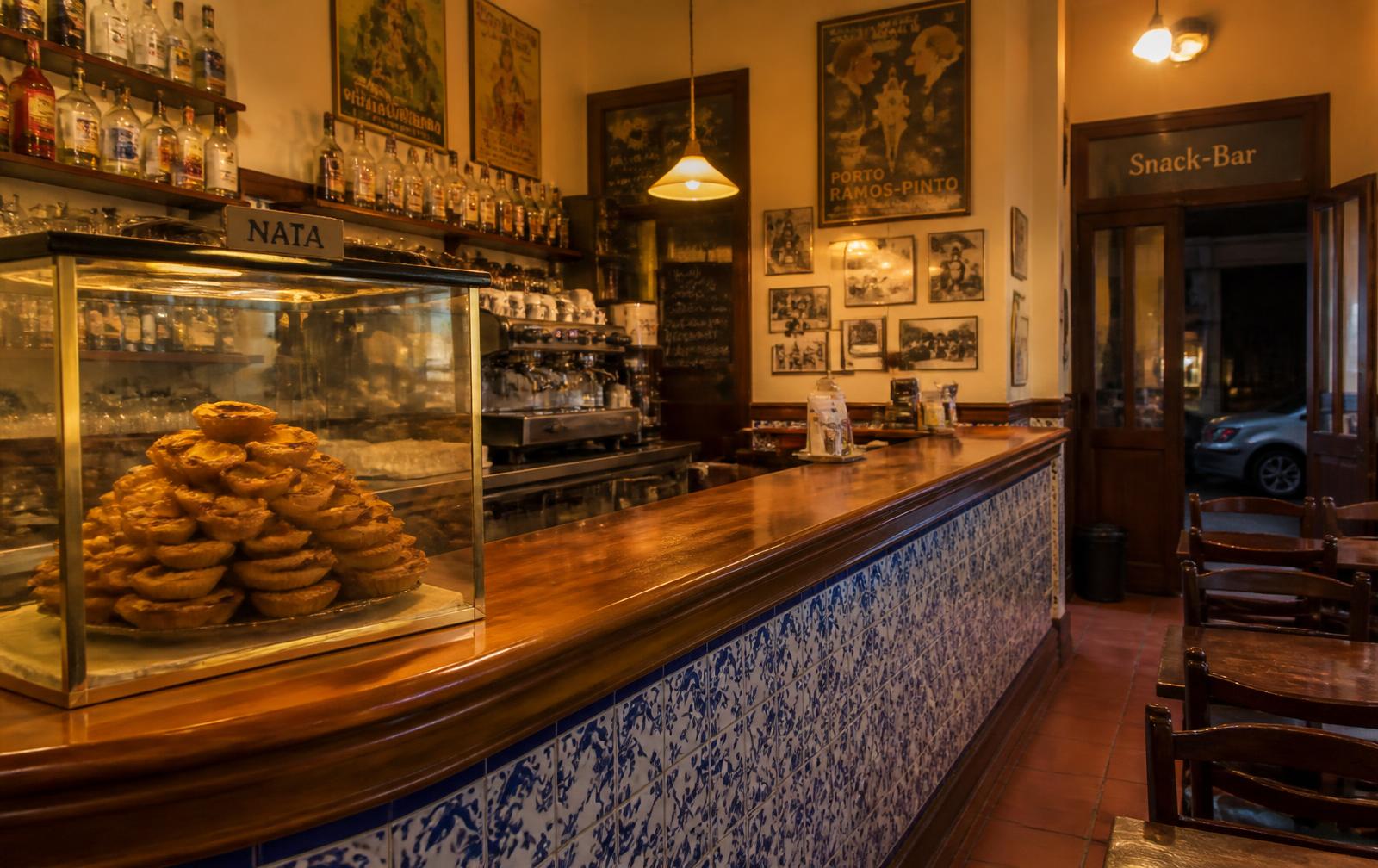 Theke der portugiesischen Snack Bar mit Pastéis de Nata und Espressomaschine