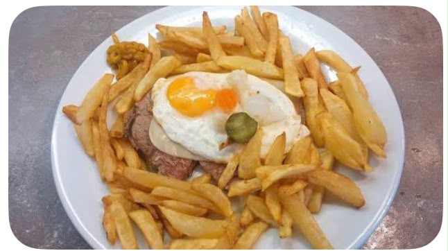 Prego no prato mit Pommes